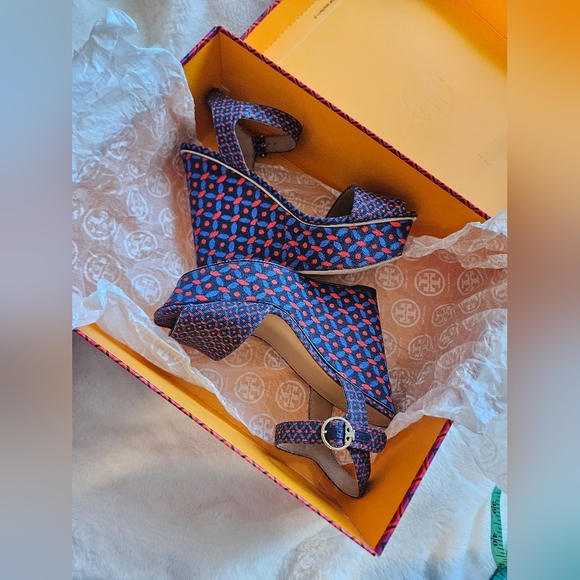 Tory Burch Haven Printed Canvas Platform Sandal - Picture 5 of 7